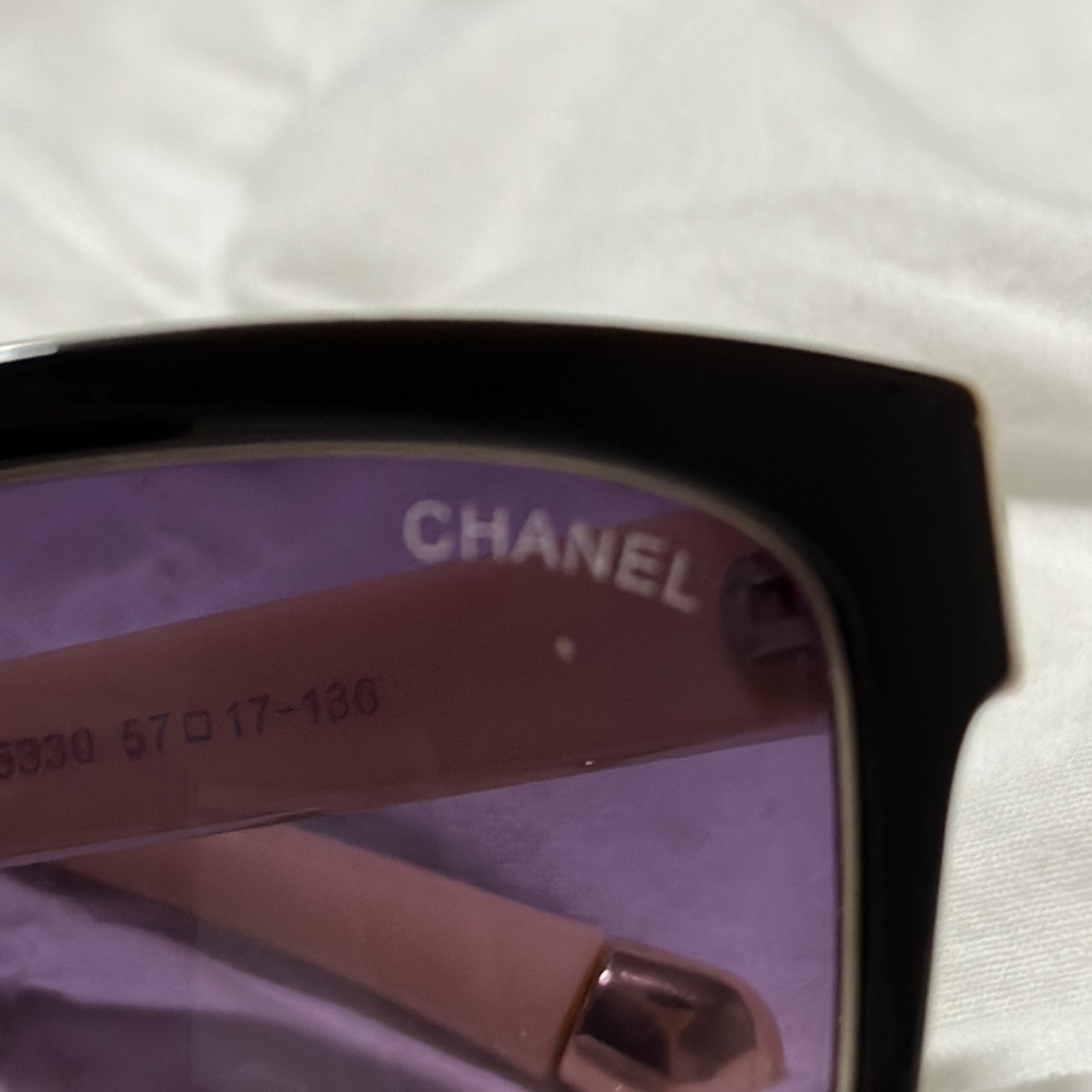 Cute oversized sunglasses.